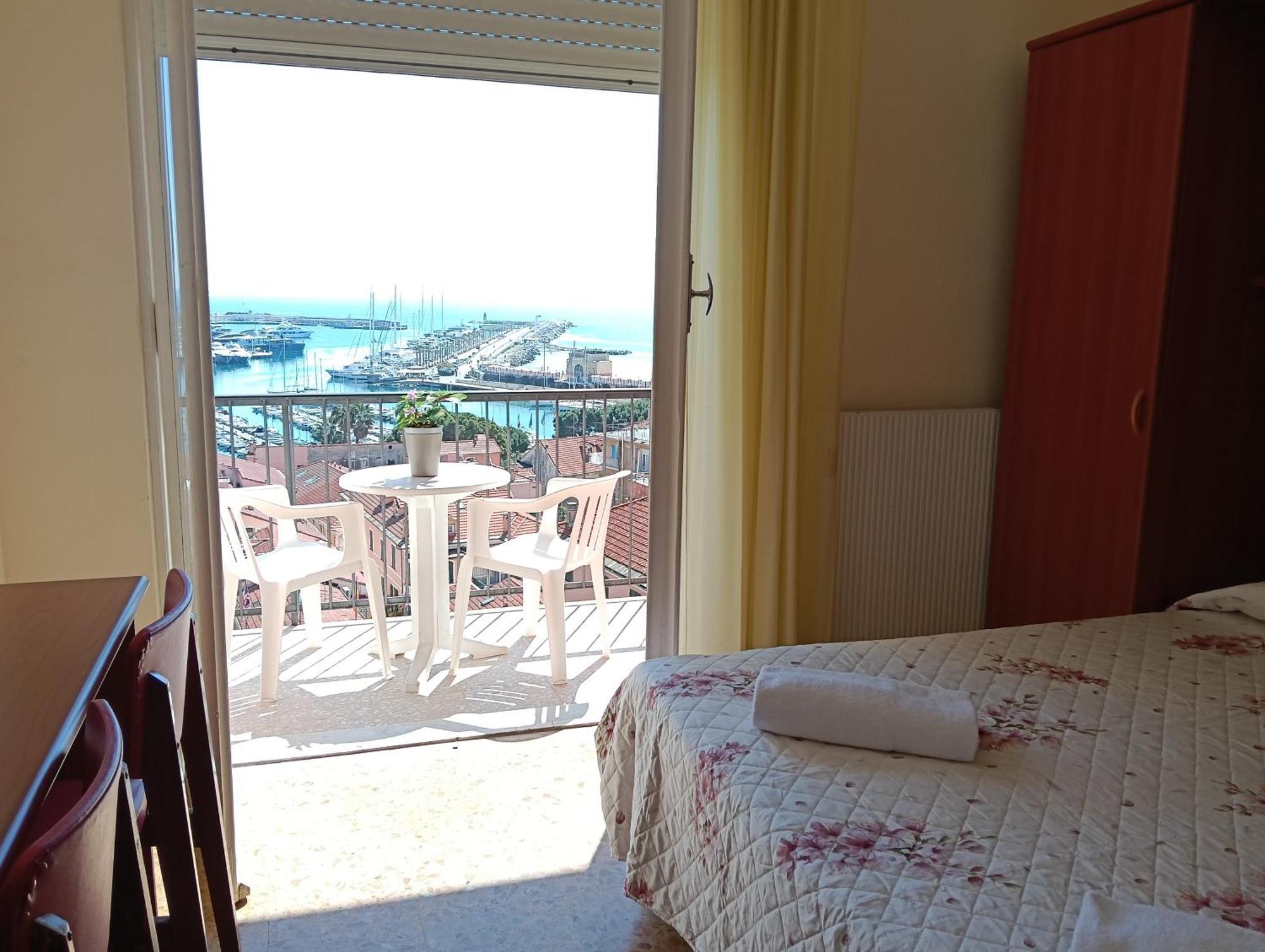 Hotel Robinia Imperia Exterior photo