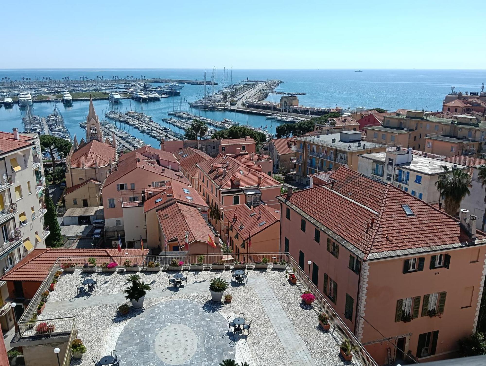 Hotel Robinia Imperia Exterior photo